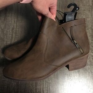 NWT Ladies booties size 9